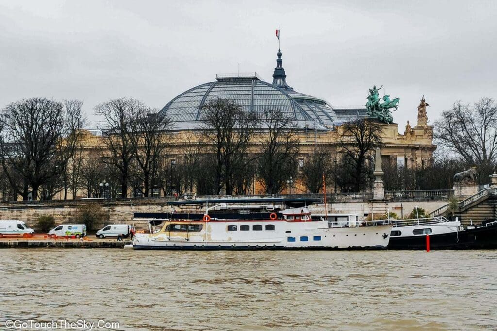 รายละเอียดประดับทองสะพาน Alexandre III