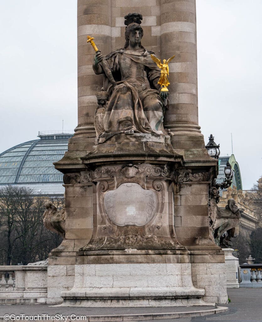 รูปปั้นนางฟ้าประดับสะพาน Alexandre III