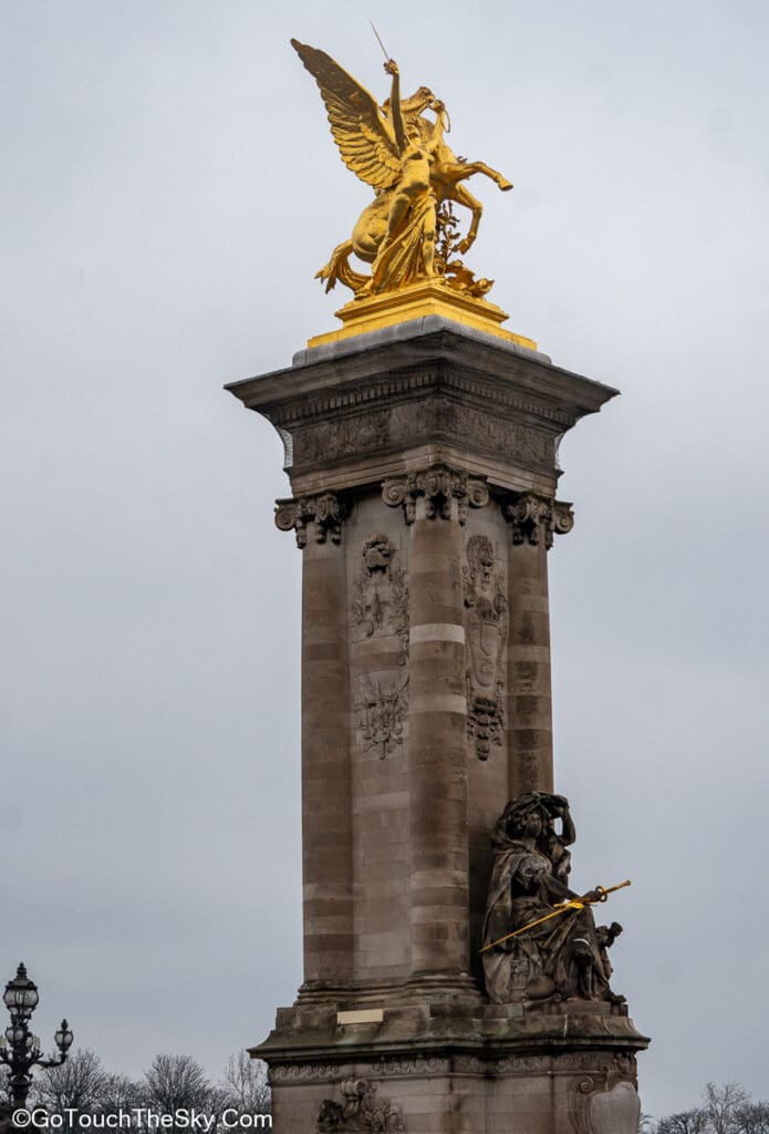 รูปปั้นม้าบินประดับสะพาน Alexandre III