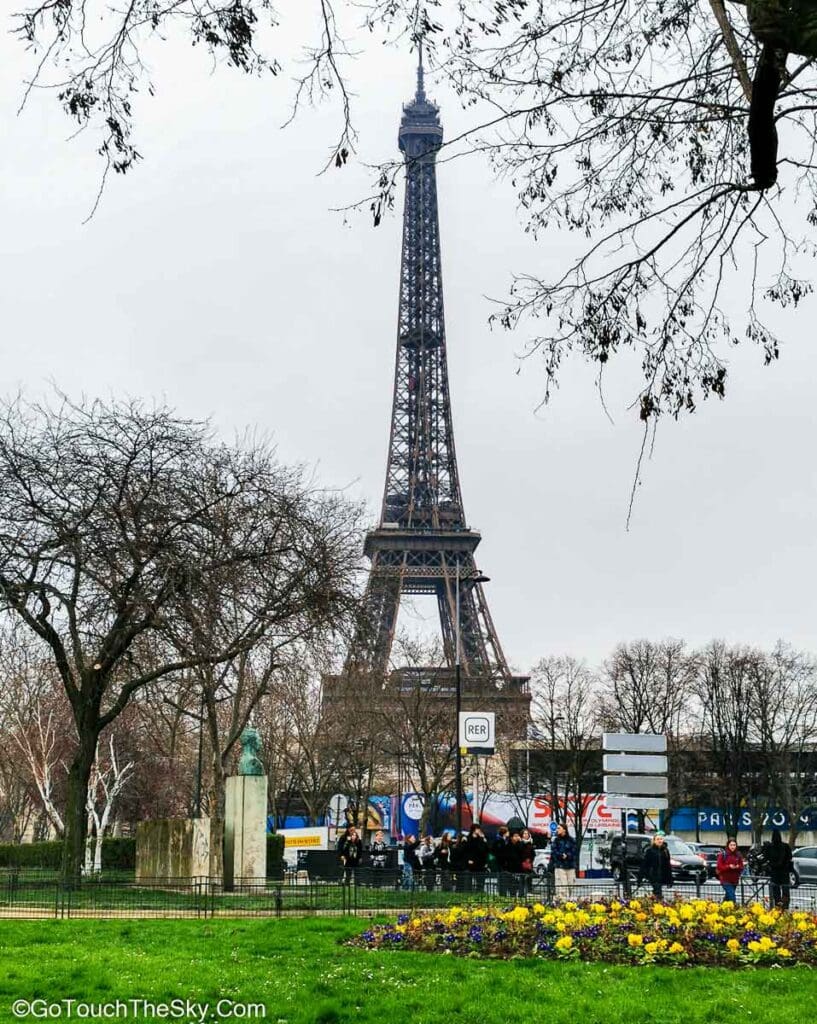 สถานีรถไฟ RER Champ de Mars Eiffel Tower