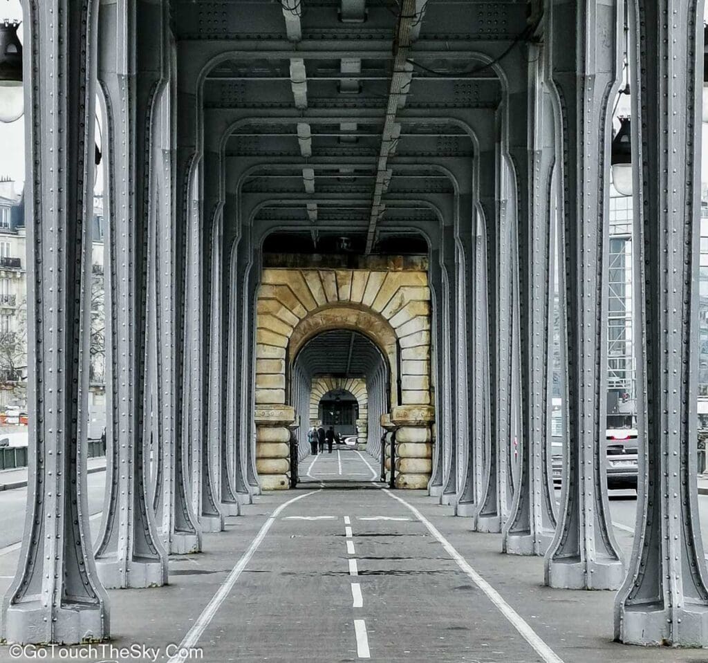 จุดถ่ายภาพหอไอเฟลที่สะพาน Bir Hakeim