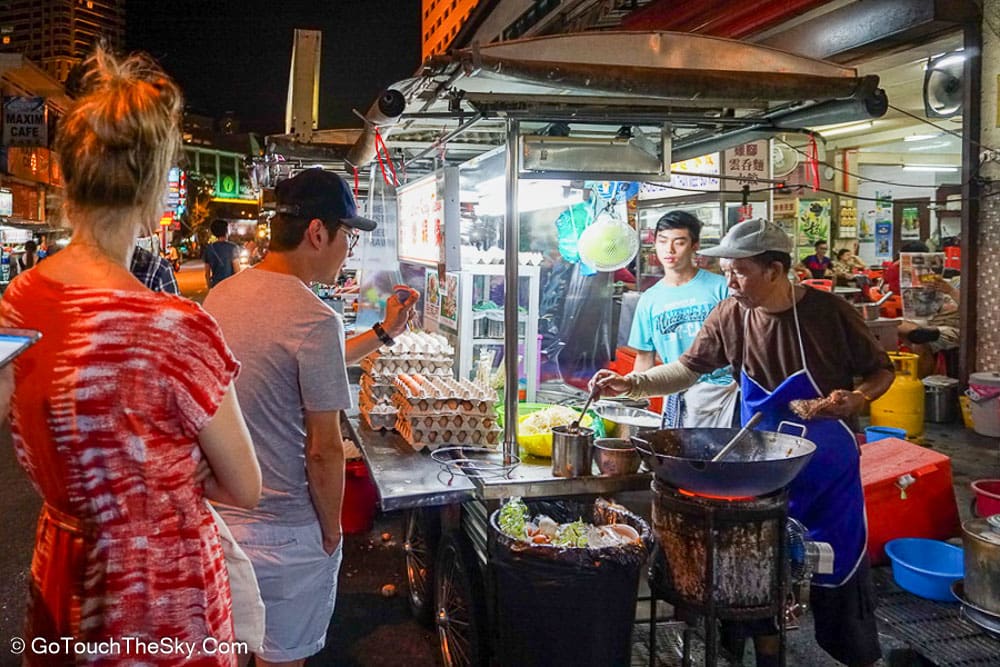 ผัดชาร์ก๋วยเตี๋ยวบนเตาถ่าน