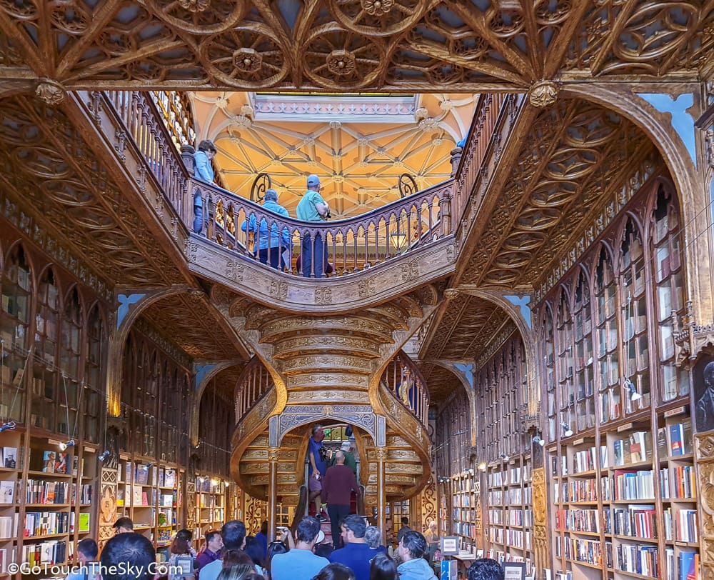 ชั้นวางหนังสือไม้ Livraria Lello
