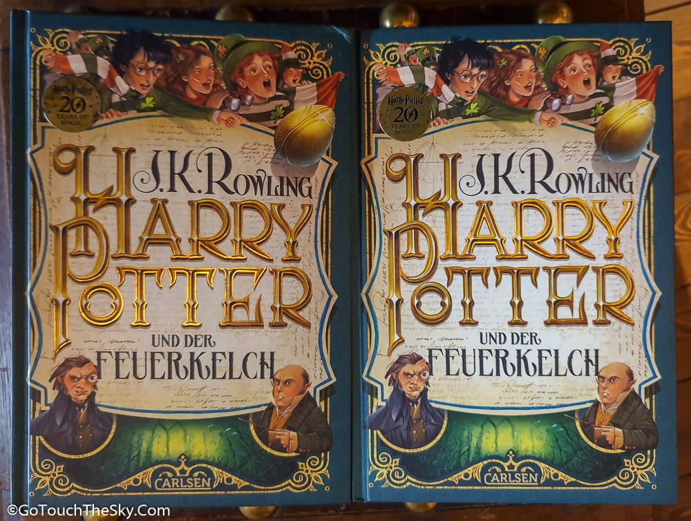 นักท่องเที่ยวเข้าชม Livraria Lello