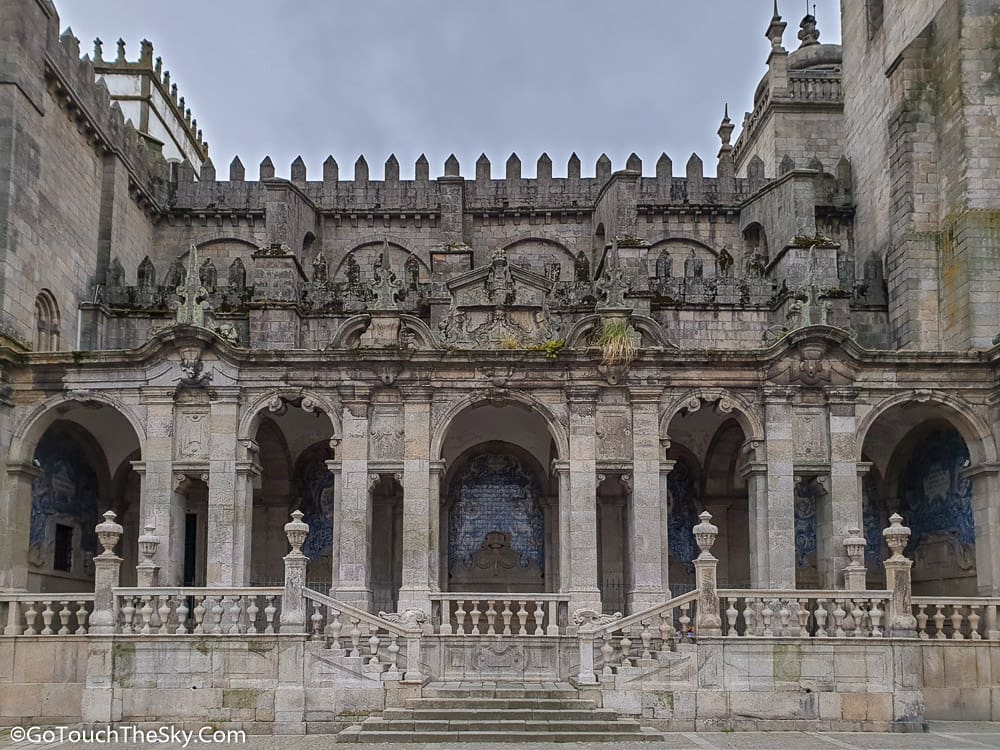 ด้านหน้าวิหาร Porto Cathedral