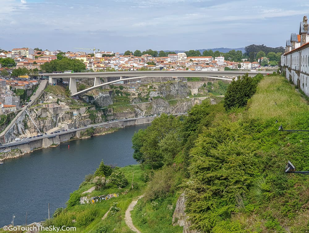 วิวเมืองเก่าจากลานโบสถ์ Pilar