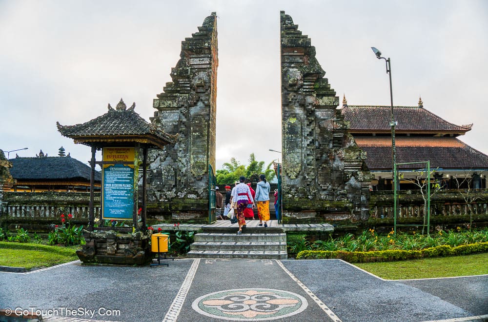 บรรยากาศทางเข้าวัด Bratan