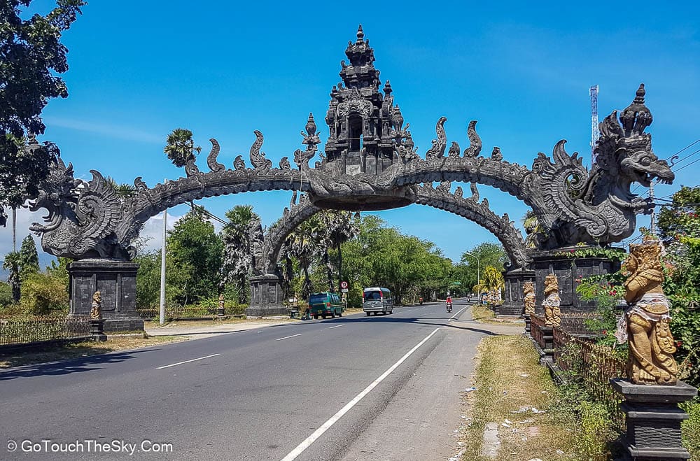 ซุ้มรูปร่างแปลกตาจุดพักรถ