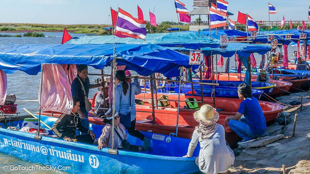 บรรยากาศท่าเรือก่อนออกเดินทางชมบัวแดง