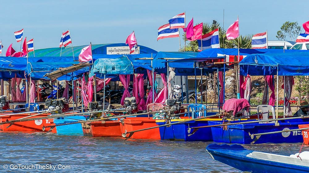 เรือหลายลำจอดรอนักท่องเที่ยวที่ท่าเรือ