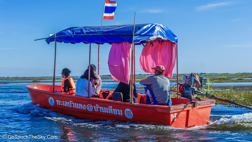 เสื้อชูชีพและที่นั่งบนเรือไฟเบอร์ท้องแบน