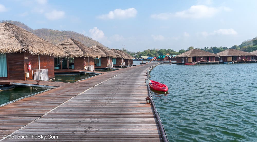 บรรยากาศทางเดินริมน้ำ