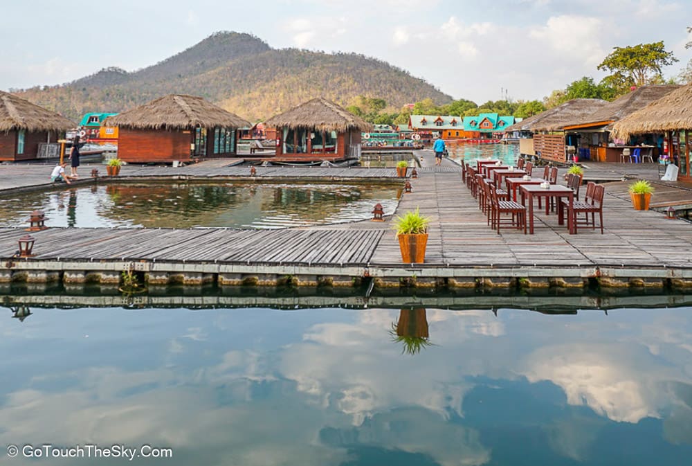 บรรยากาศทานอาหารในห้องอาหาร