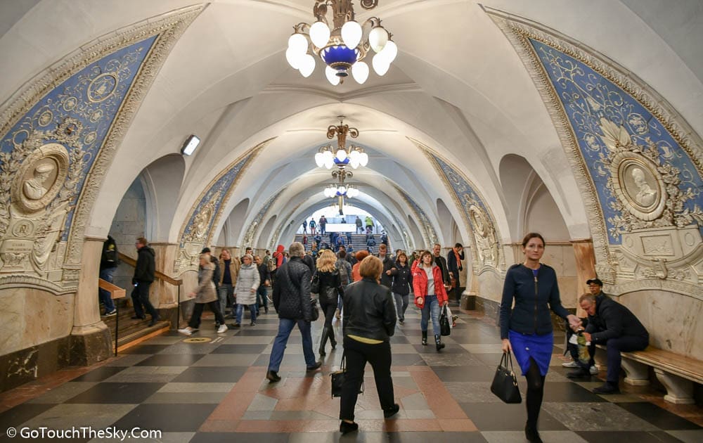 สถานี Taganskaya ปูนปั้นดอกไม้