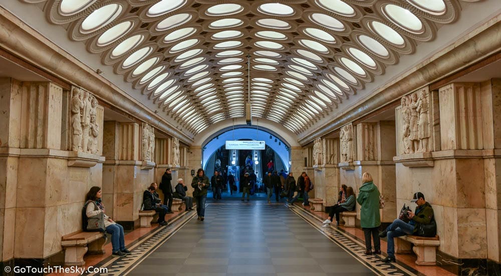 เพดานหลอดไฟสถานี Elektrozavodskaya