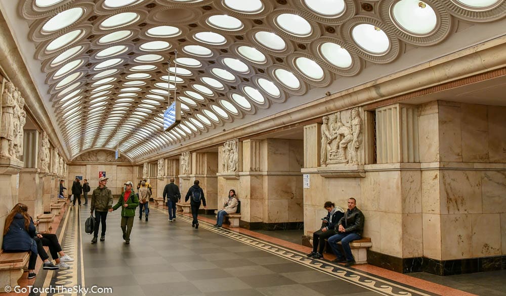 รูปปูนปั้นหินอ่อนสถานี Elektrozavodskaya