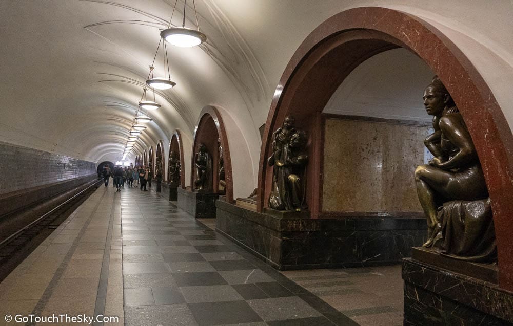 สถานี Ploschad Revolyutsii รูปปั้นทองสัมฤทธิ์
