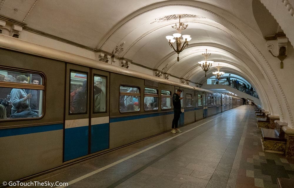 สถานี Arbatskaya หินอ่อนปูนปั้น
