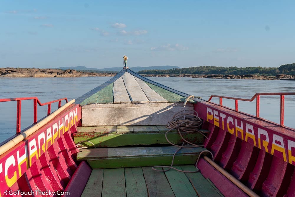 เรือหางยาวแล่นล่องแม่น้ำโขงสู่สามพันโบก