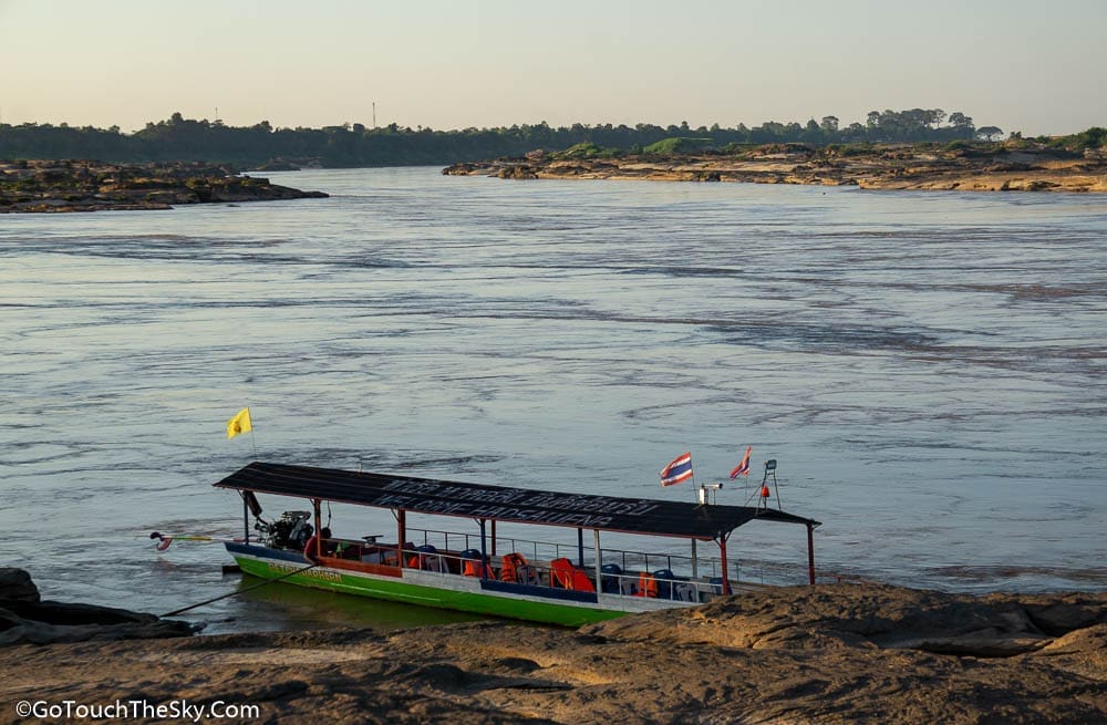 เรือล่องสู่หาดหินสีถัดจากสามพันโบก