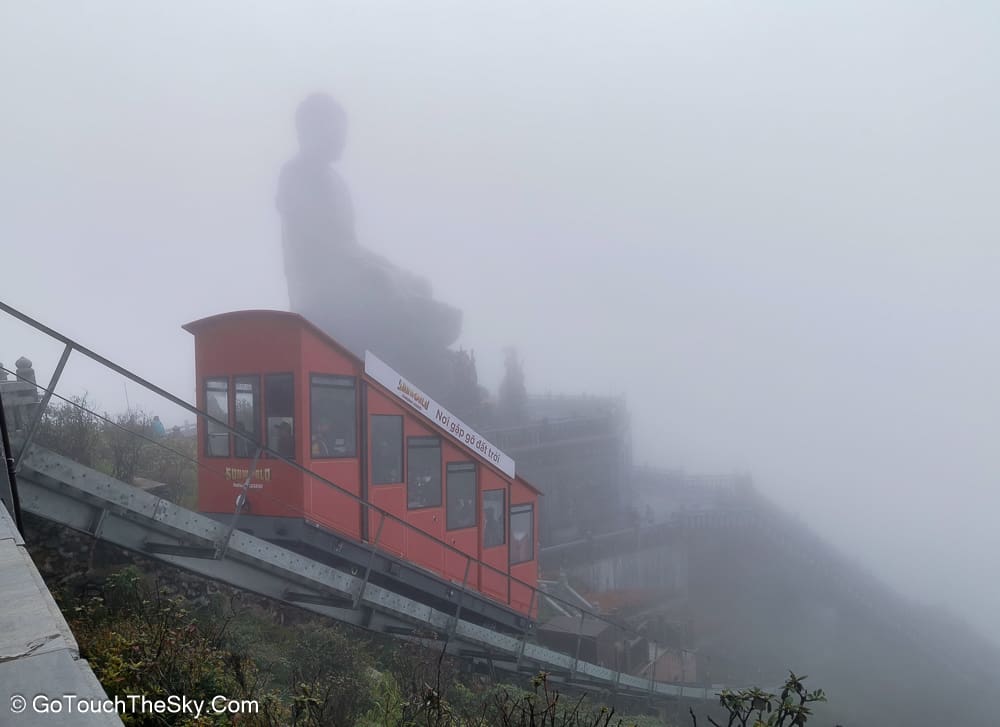 รถรางไฟฟ้าผ่านพระพุทธรูปองค์ใหญ่
