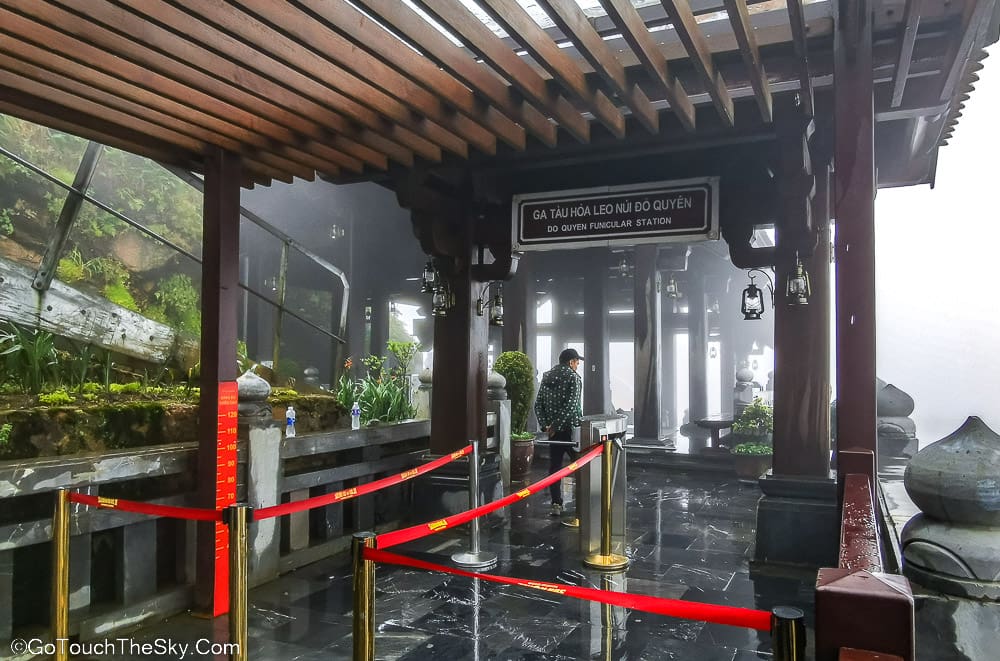 ทิวทัศน์ก่อนถึงสถานีรถรางบนยอดเขา