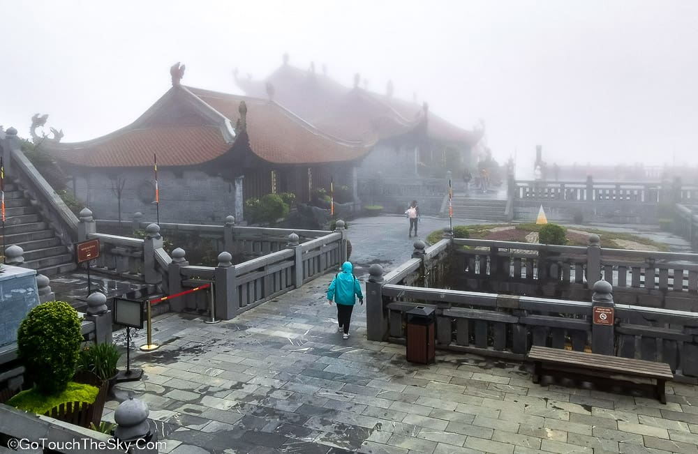 ทิวทัศน์น้ำตก 9 ชั้นและสถานีรถราง