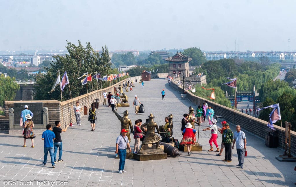 ทางเดินกว้างบนกำแพงเชื่อมระหว่างหอคอยของด่านซานไห่กวน