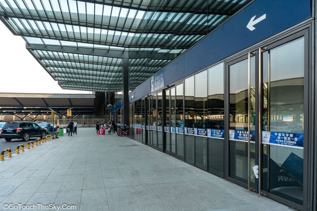 โถงผู้โดยสารภายในสถานีรถไฟเทียนจินตะวันตก