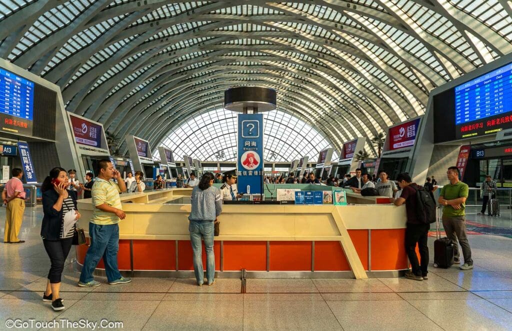 โถงกว้างขนาดใหญ่ภายในสถานีรถไฟเทียนจินตะวันตกที่ดูคล้ายอาคารสนามบิน