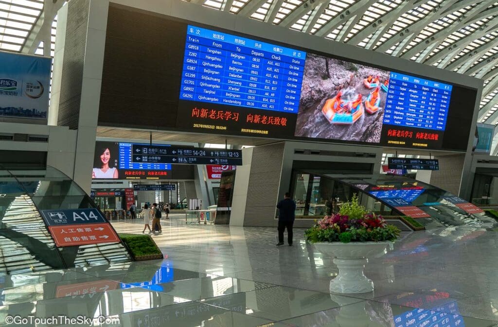 ผู้โดยสารรอขึ้นรถไฟบริเวณประตูทางออกชานชาลา
