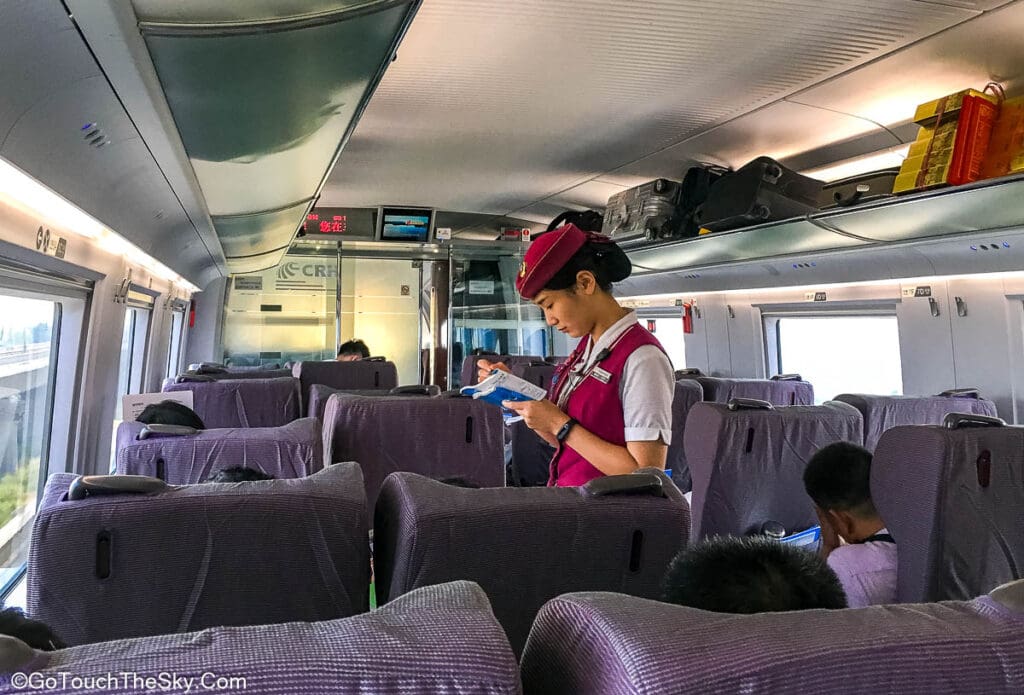 วิวสองข้างทางมองจากหน้าต่างรถไฟความเร็วสูง