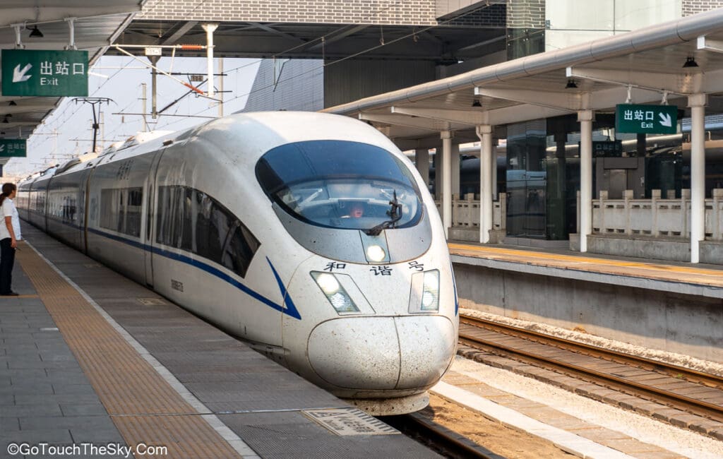 จอแสดงความเร็วและข้อมูลการเดินทางบนรถไฟความเร็วสูง