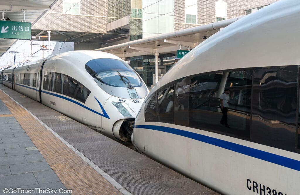 ชานชาลาสถานีรถไฟซานไห่กวนขณะรอรถไฟขากลับ