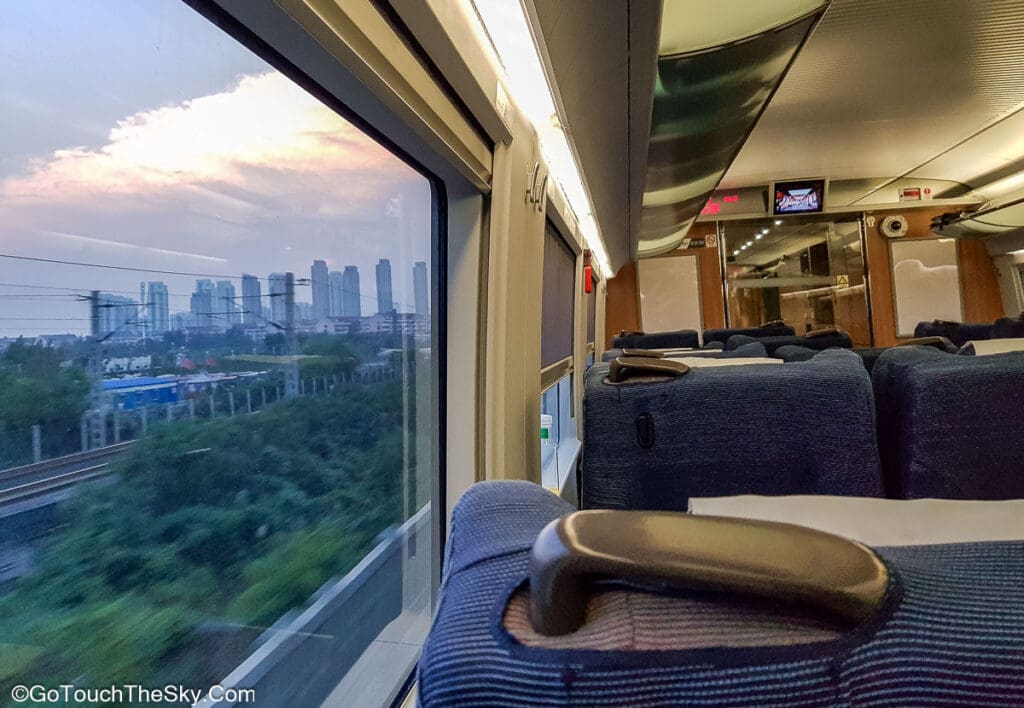 วิวพระอาทิตย์ตกมองจากหน้าต่างรถไฟระหว่างเดินทางกลับเทียนจิน