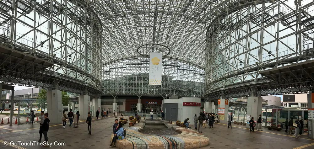 บรรยากาศหน้าสถานีใต้โดมแก้ว Motenashi Dome