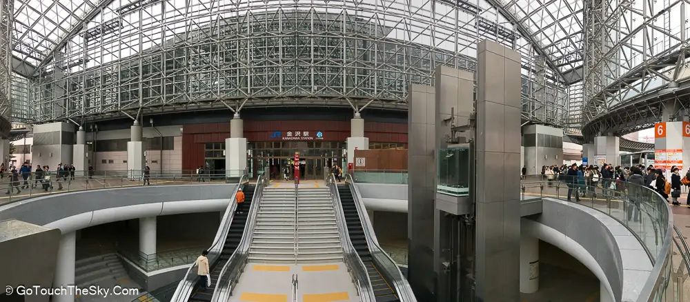 โดมแก้วขนาดใหญ่หน้าสถานีคานาซาว่า