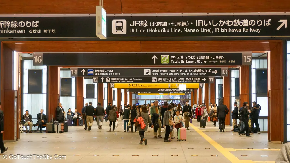 ผู้โดยสารคึกคักในสถานีคานาซาว่า