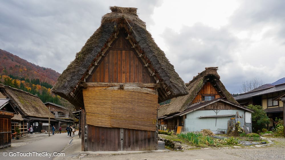 บ้านโบราณและภูเขาเบื้องหลังหมู่บ้านชิราคาวาโกะ