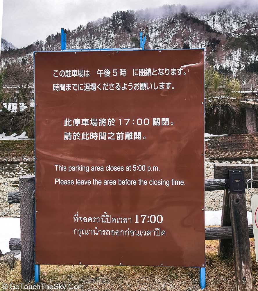 ป้ายข้อมูลเทศกาลประดับไฟมีภาษาไทยด้วย