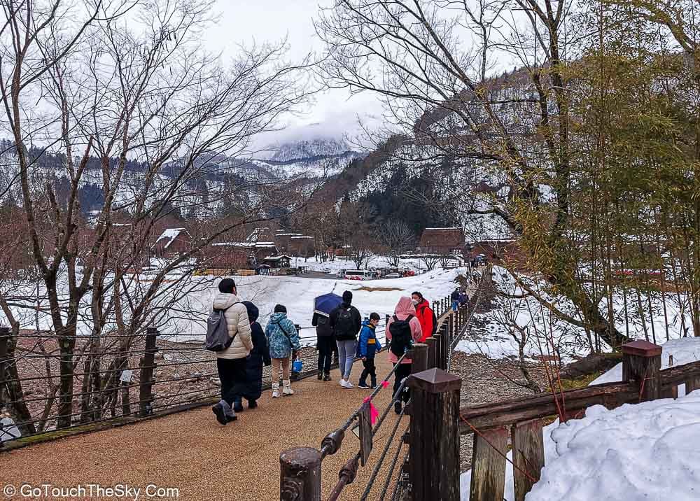 บ้านโบราณสามหลังด้านในสุดของหมู่บ้าน