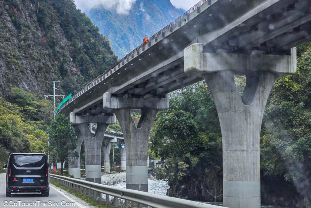 สะพานทางรถไฟที่กำลังก่อสร้างมองจากถนน
