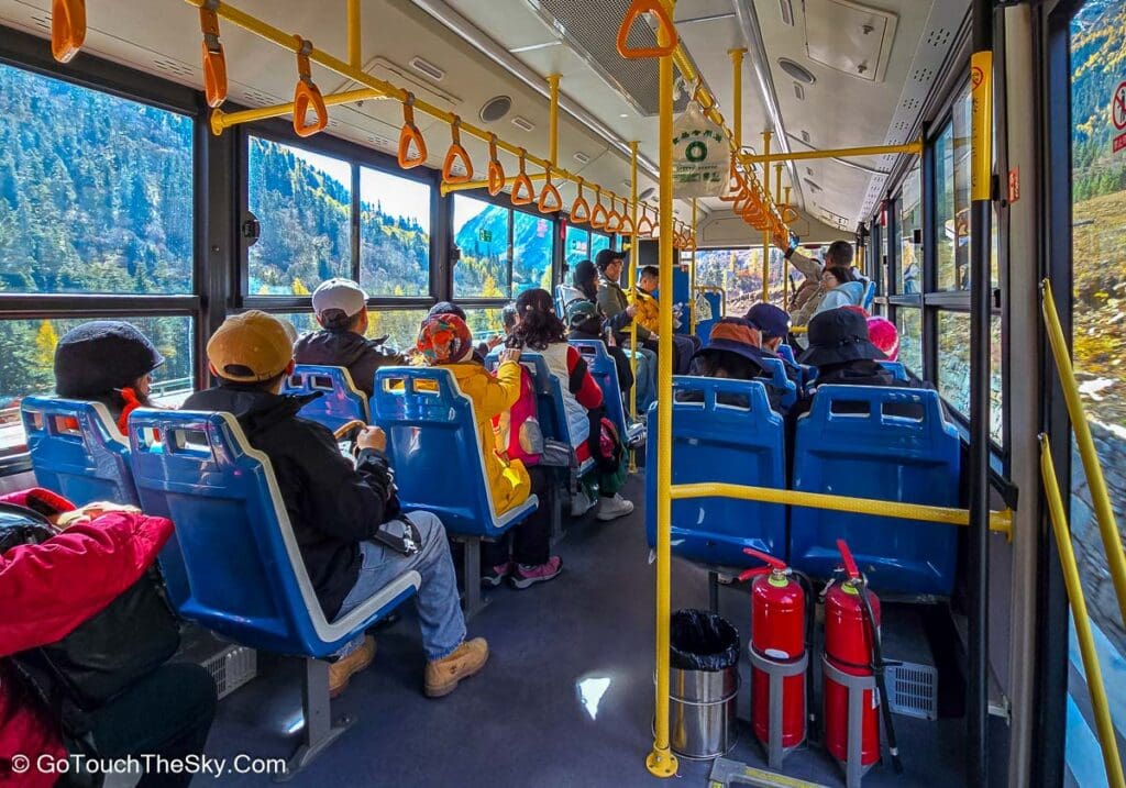 แสงเงายามสายบนถนนในหุบเขา