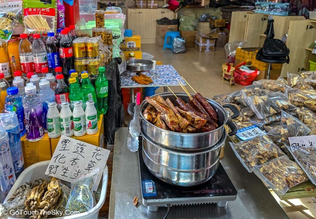 ร้านค้าของชาวบ้านท้องถิ่นระหว่างทางเดิน
