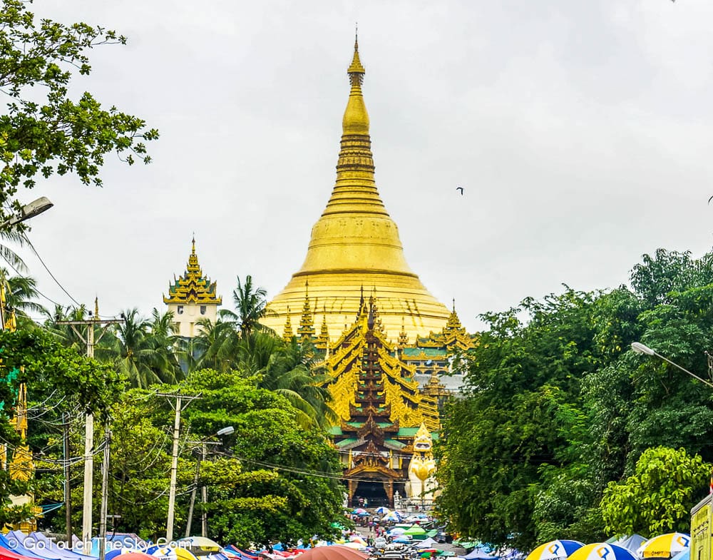 รูปปั้นชินเตทางขึ้นเจดีย์ชเวดากอง