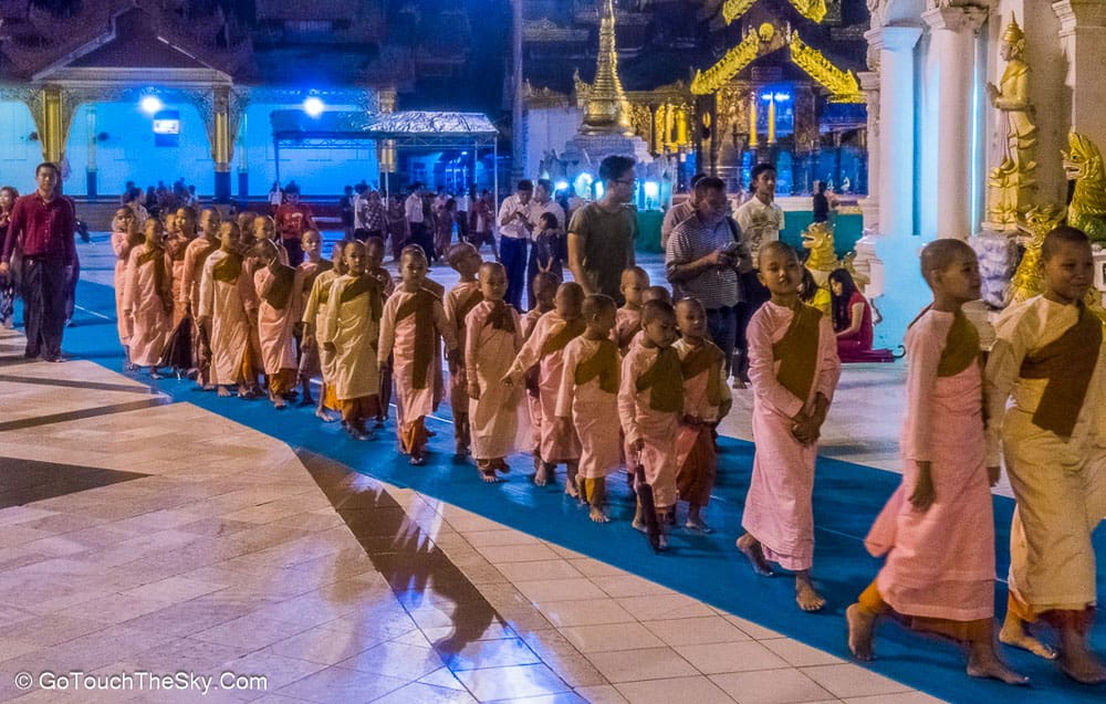 บรรยากาศยามเย็นเจดีย์ชเวดากอง