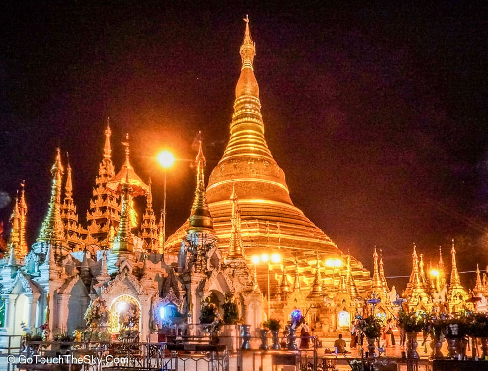 พระมหาเจดีย์ชเวดากองยามค่ำคืน