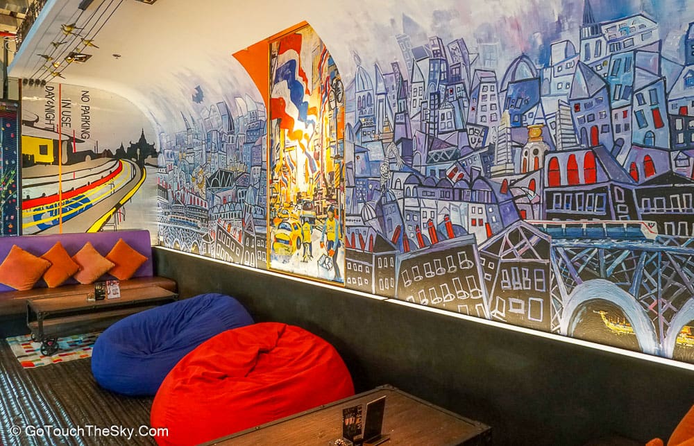บรรยากาศ The Car Bar ยามค่ำคืน