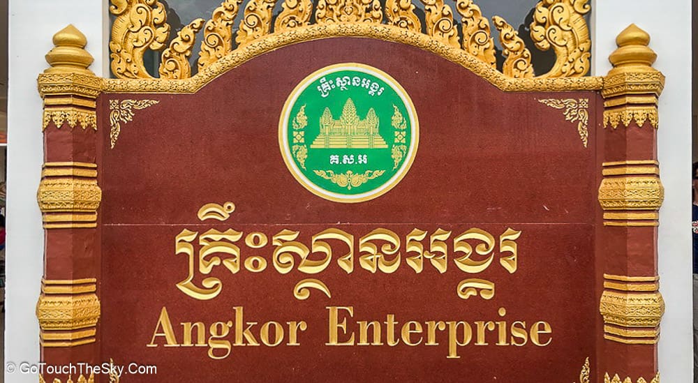 นักท่องเที่ยวรอซื้อบัตรผ่าน