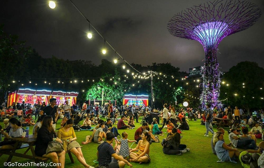 แสงสี Supertrees ยามค่ำคืน